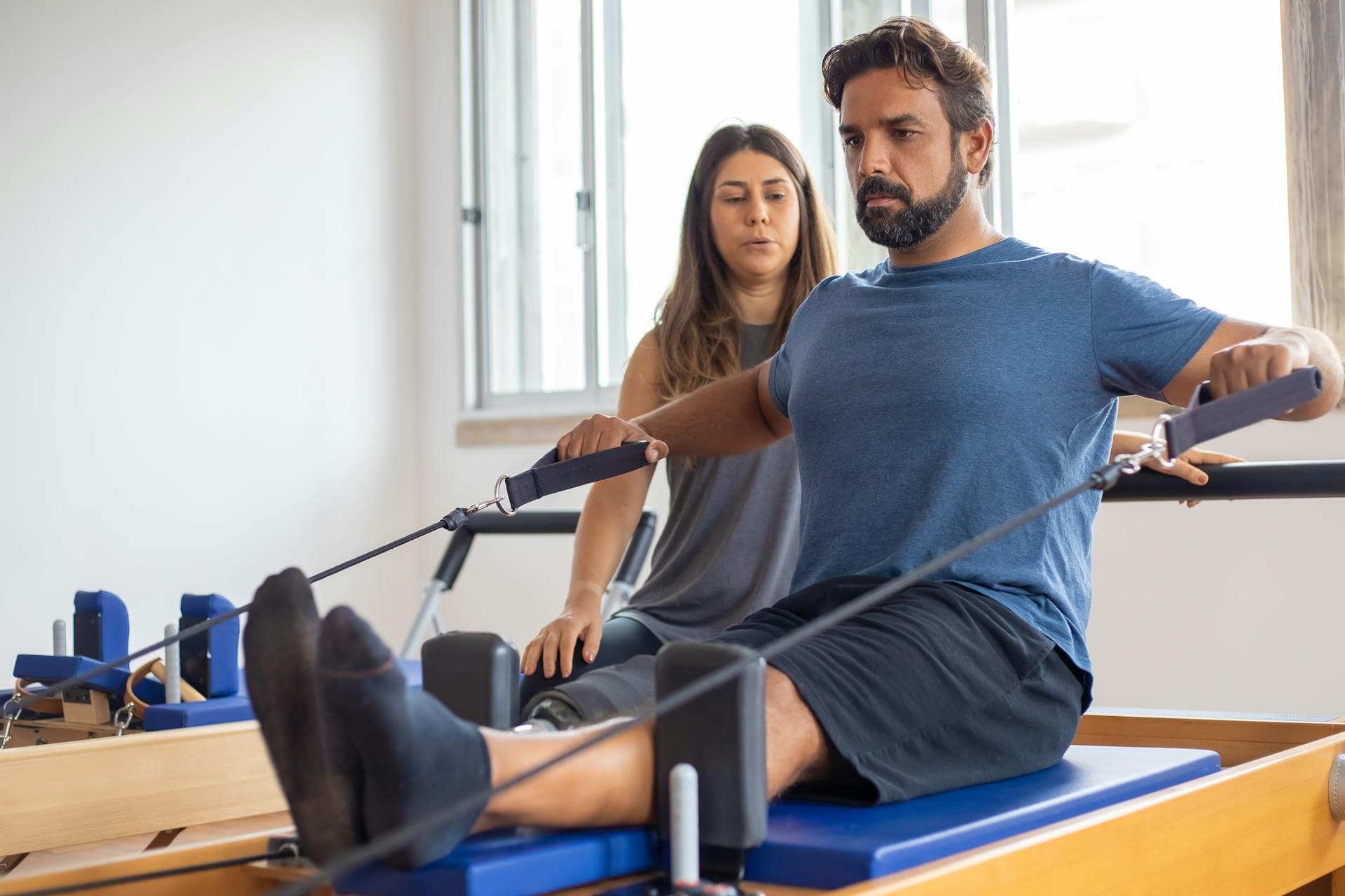 Lehrerin führt eine Klientin durch ihre erste klassische Pilates-Einheit