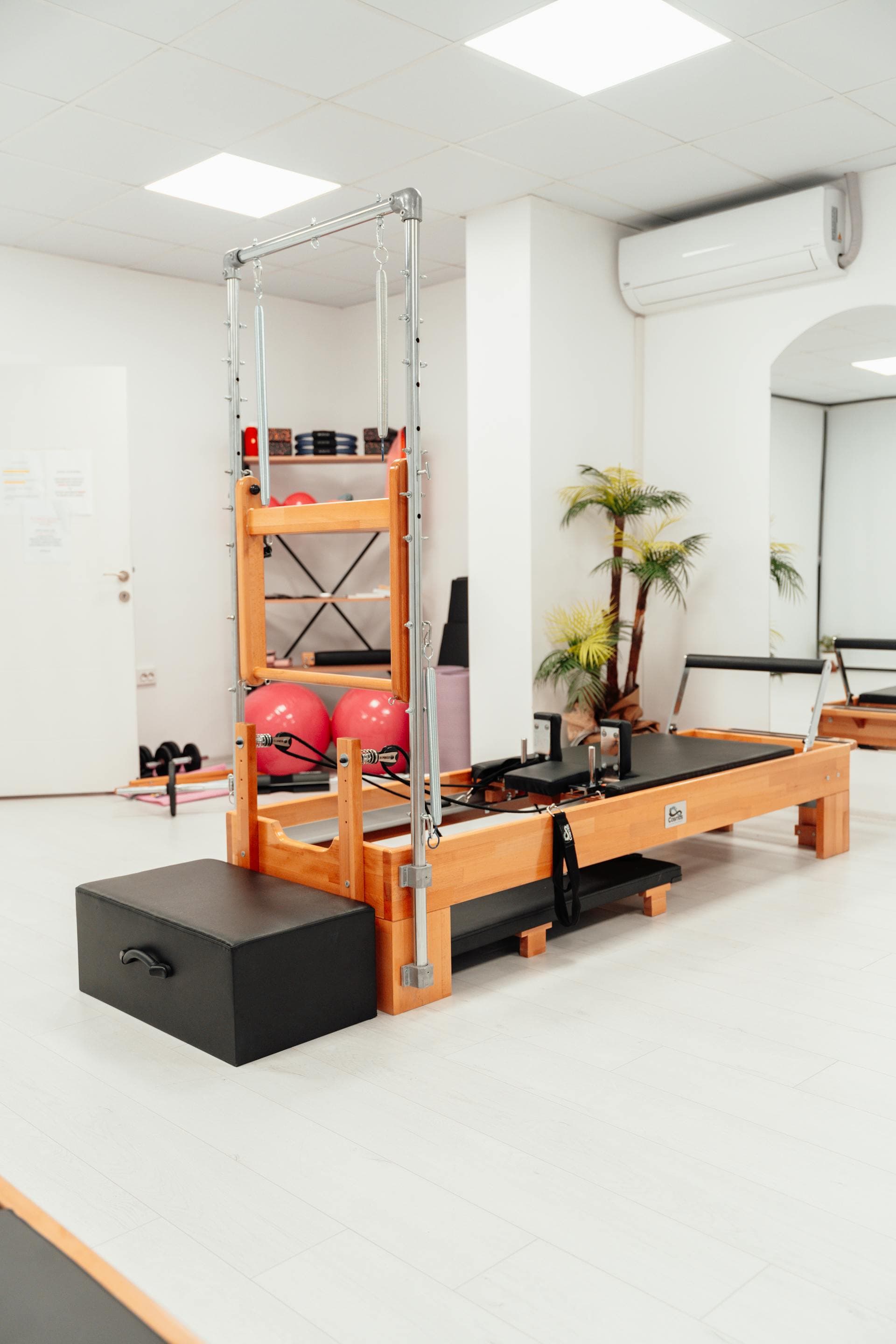 Pilates-Studio mit klassischen Geräten