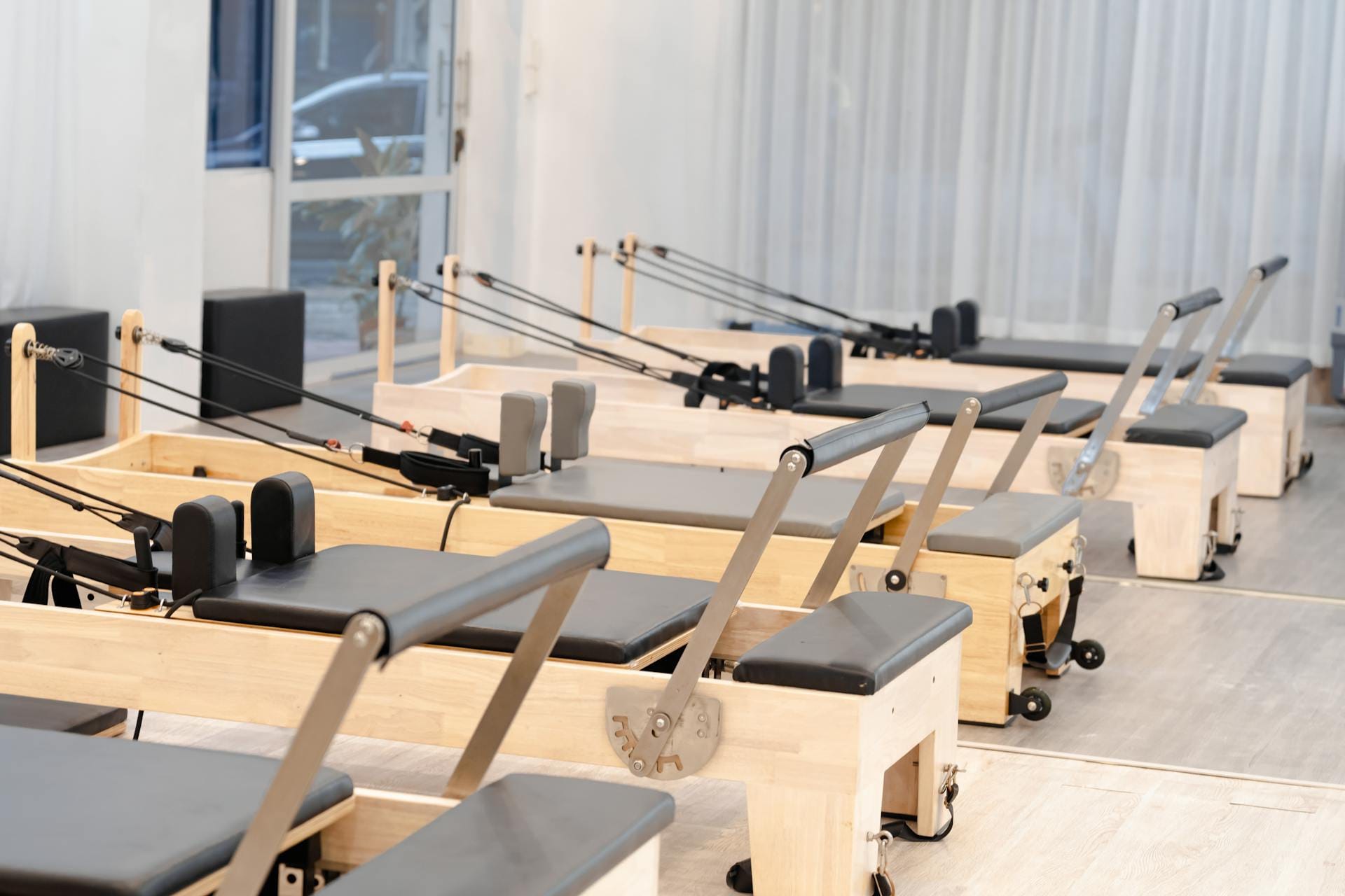 Pilates-Studio mit klassischen Geräten